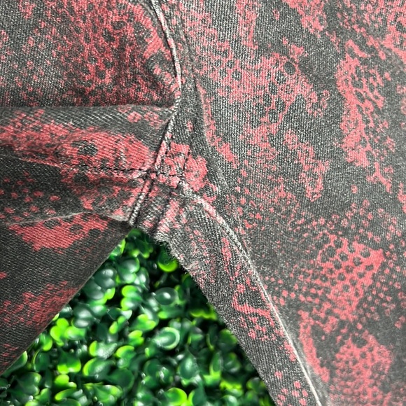 PAIGE Hoxton Ultra Skinny Pants Snake skin Print Red & Black size 26 - Picture 6 of 10